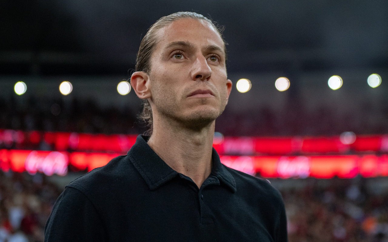 Filipe Luís durante jogo do Flamengo (Foto: Thiago Ribeiro/AGIF)