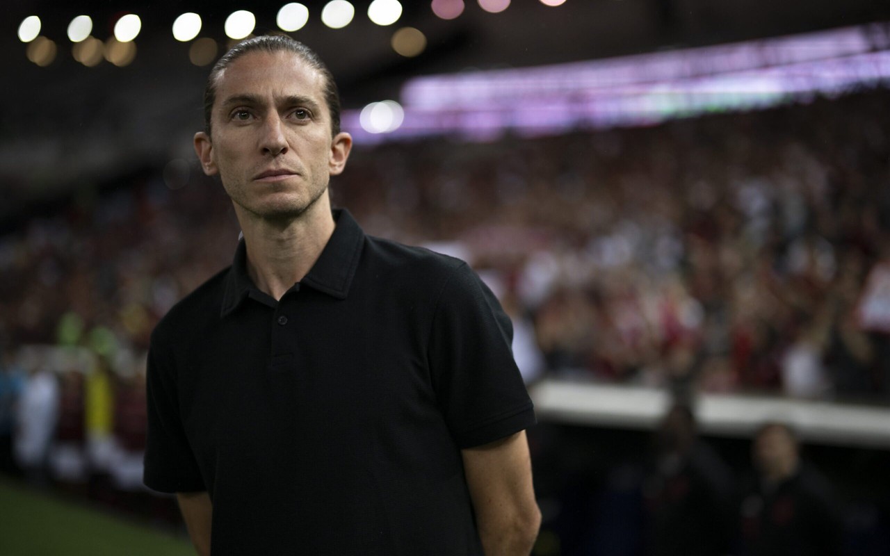 Filipe Luís durante partida do Flamengo no Maracanã (Foto: Jorge Rodrigues/AGIF)