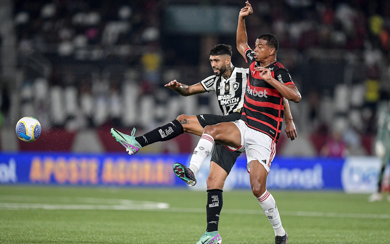 Flamengo e Botafogo já disputaram diversas finais históricas no futebol brasileiro, com títulos marcantes para ambos os clubes. (Foto: Thiago Ribeiro/AGIF)