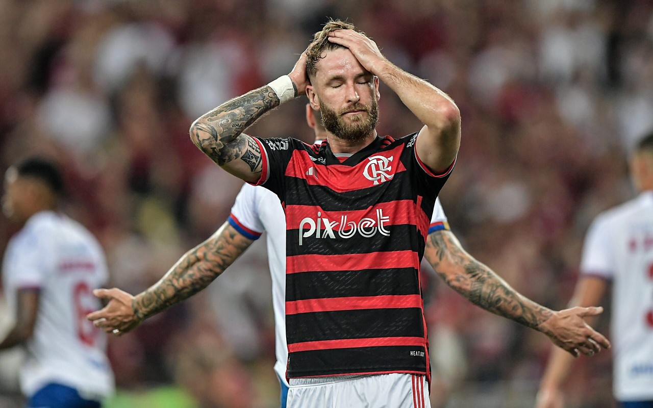 Léo Pereira cometeu um pênalti em Flamengo x Central Córdoba (Foto: Thiago Ribeiro/AGIF)