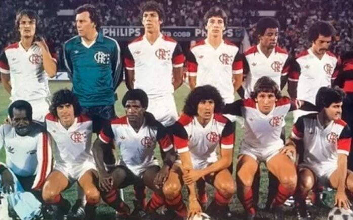 Mozer (terceiro, em pé, da esquerda para a direita) foi campeão mundial em 1981 (Foto: Site oficial do Flamengo)