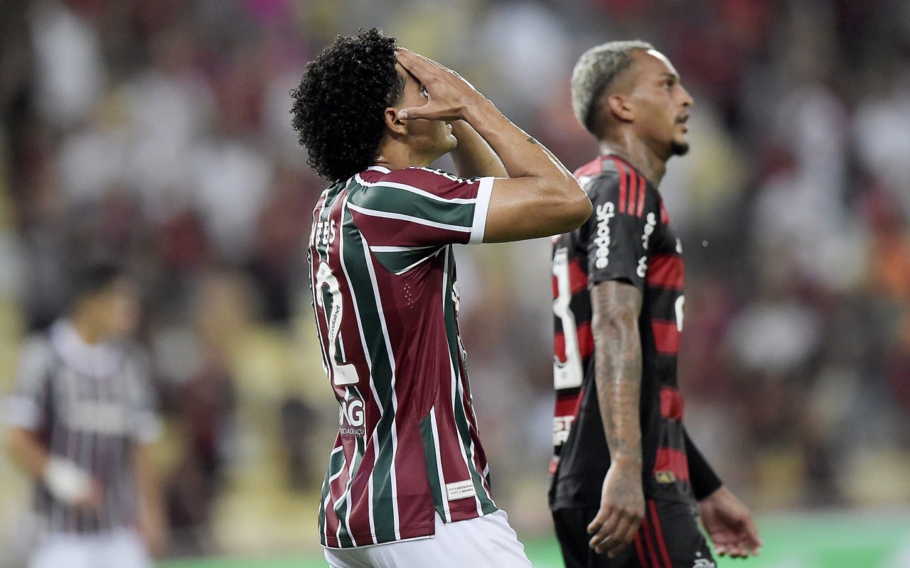 Gabriel Fuentes lamenta jogada no duelo entre Fluminense e Flamengo, pela final do Campeonato Carioca (Foto: Alexandre Loureiro/AGIF)