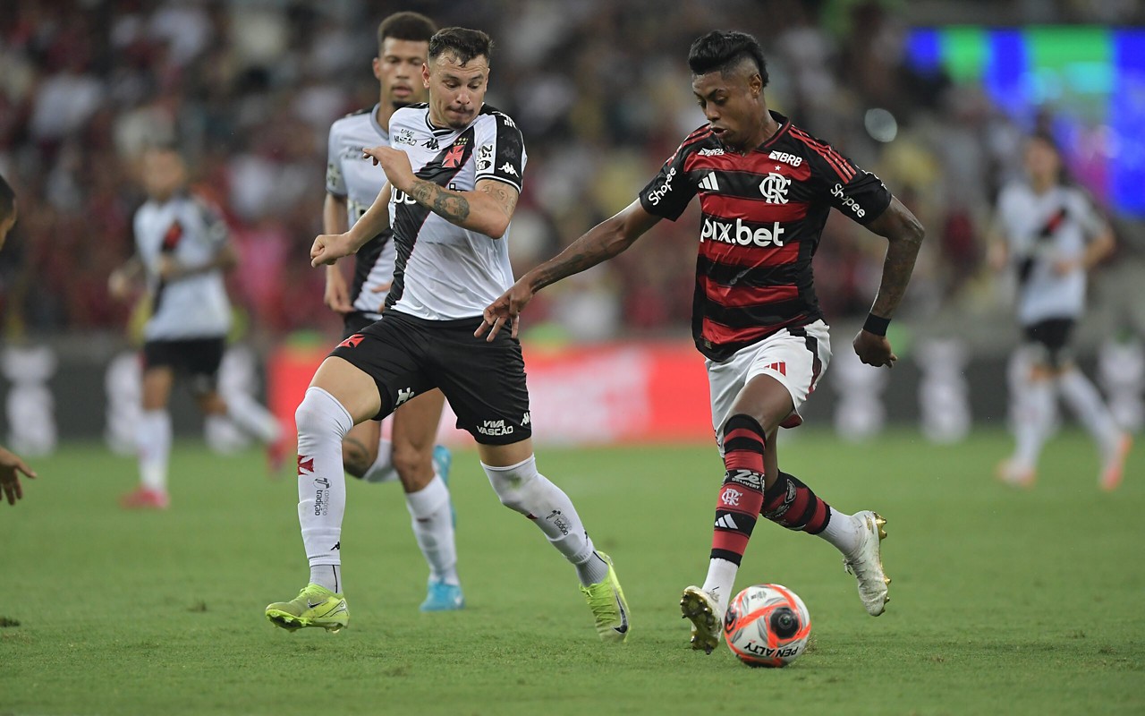 Flamengo e Vasco protagonizam o clássico mais tradicional do Rio de Janeiro, com equilíbrio e rivalidade histórica no Brasileirão. (Foto: Thiago Ribeiro/AGIF)