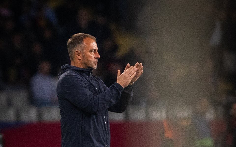 Hansi Flick, técnico do Barcelona, contra o Borussia Dortmund pela Champions League (Foto: Reprodução/Barcelona)