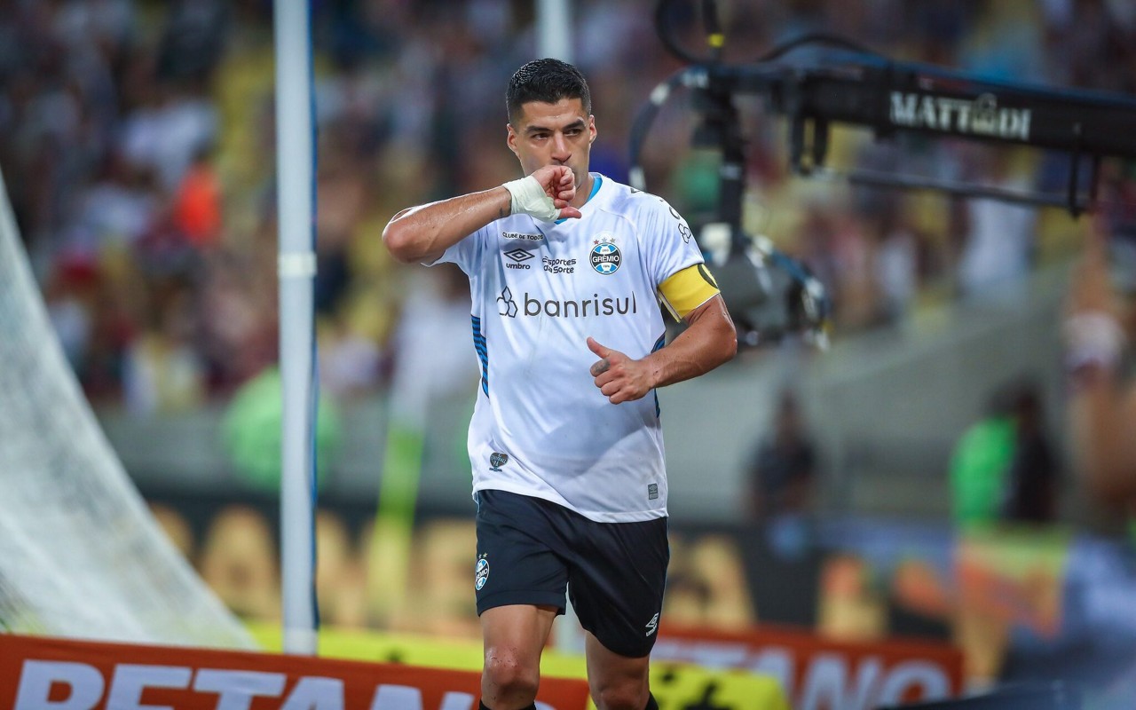 Suárez marca dois e se despede com vitória e festa da torcida no Maracanã. (FOTO: LUCAS UEBEL/GREMIO FBPA)