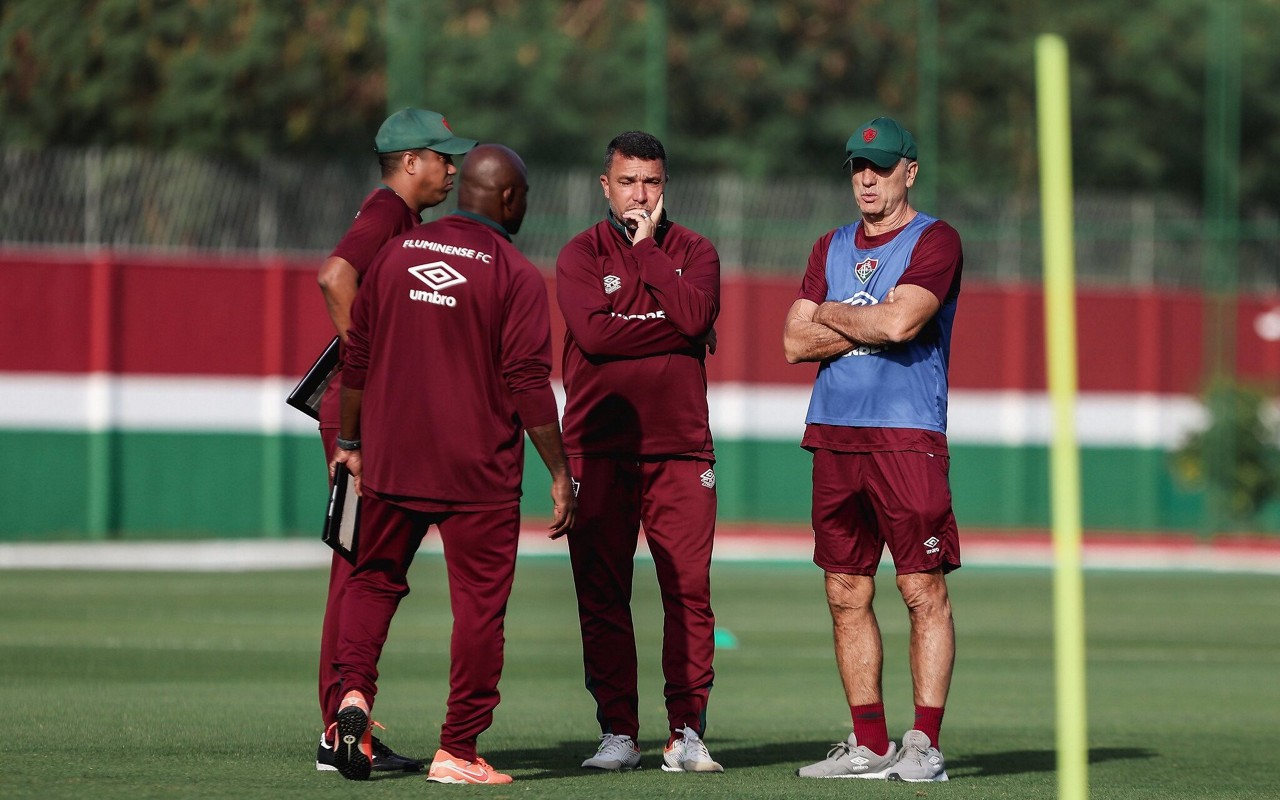 Renato Gaúcho e sua comissão técnica em treino do Fluminense (Foto: Lucas Merçon/FFC)