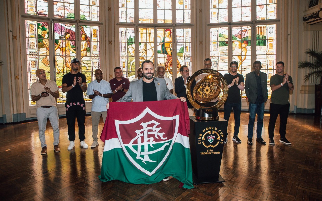Taça do Mundial de Clubes na sede do Fluminense (Foto: Lucas Merçon/FFC)