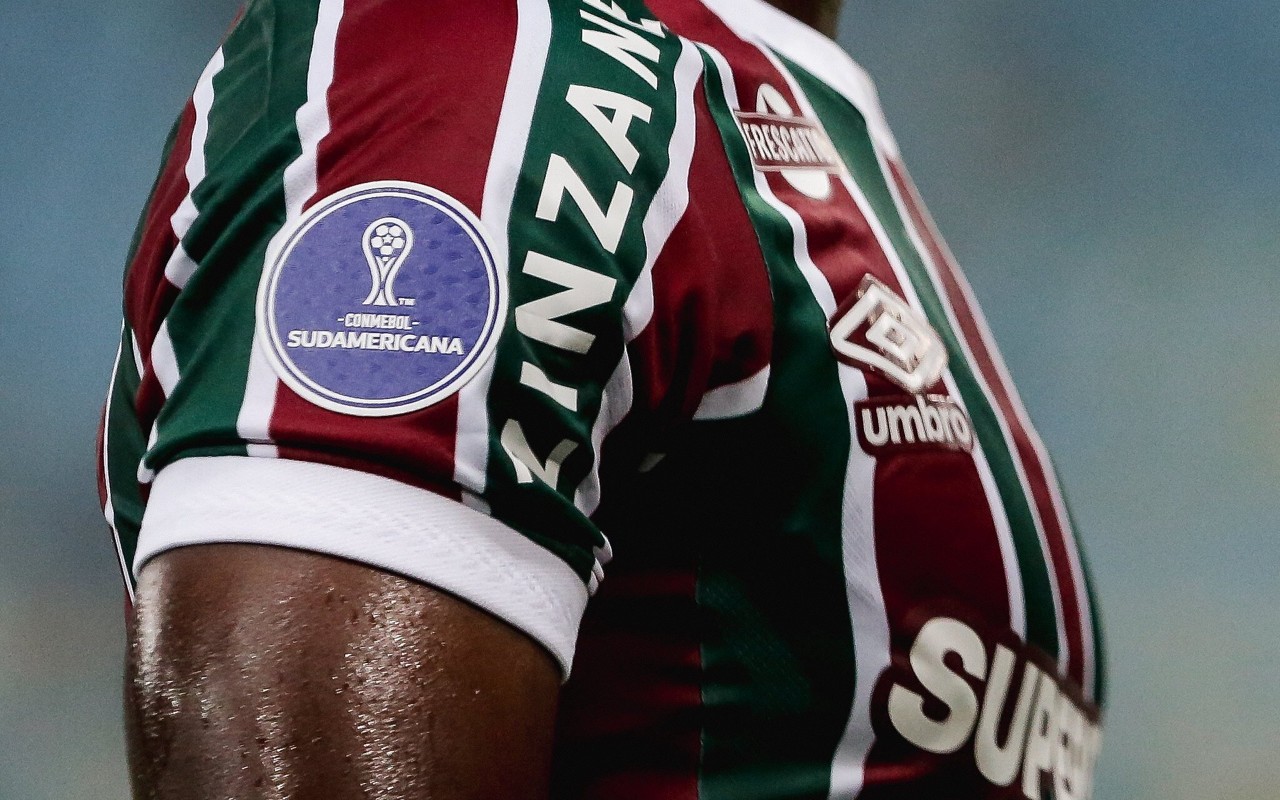 Camisa do Fluminense com o patch da Sul-Americana (Foto: Lucas Merçon/FFC)