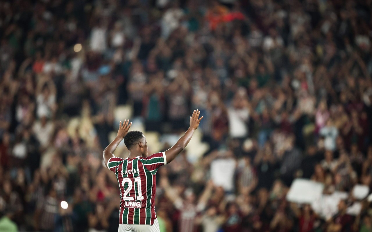 Jhon Arias se despede da torcida do Fluminense após jogo contra o Palmeiras, no Maracanã (Foto: Marcelo Gonçalves/Fluminense FC)