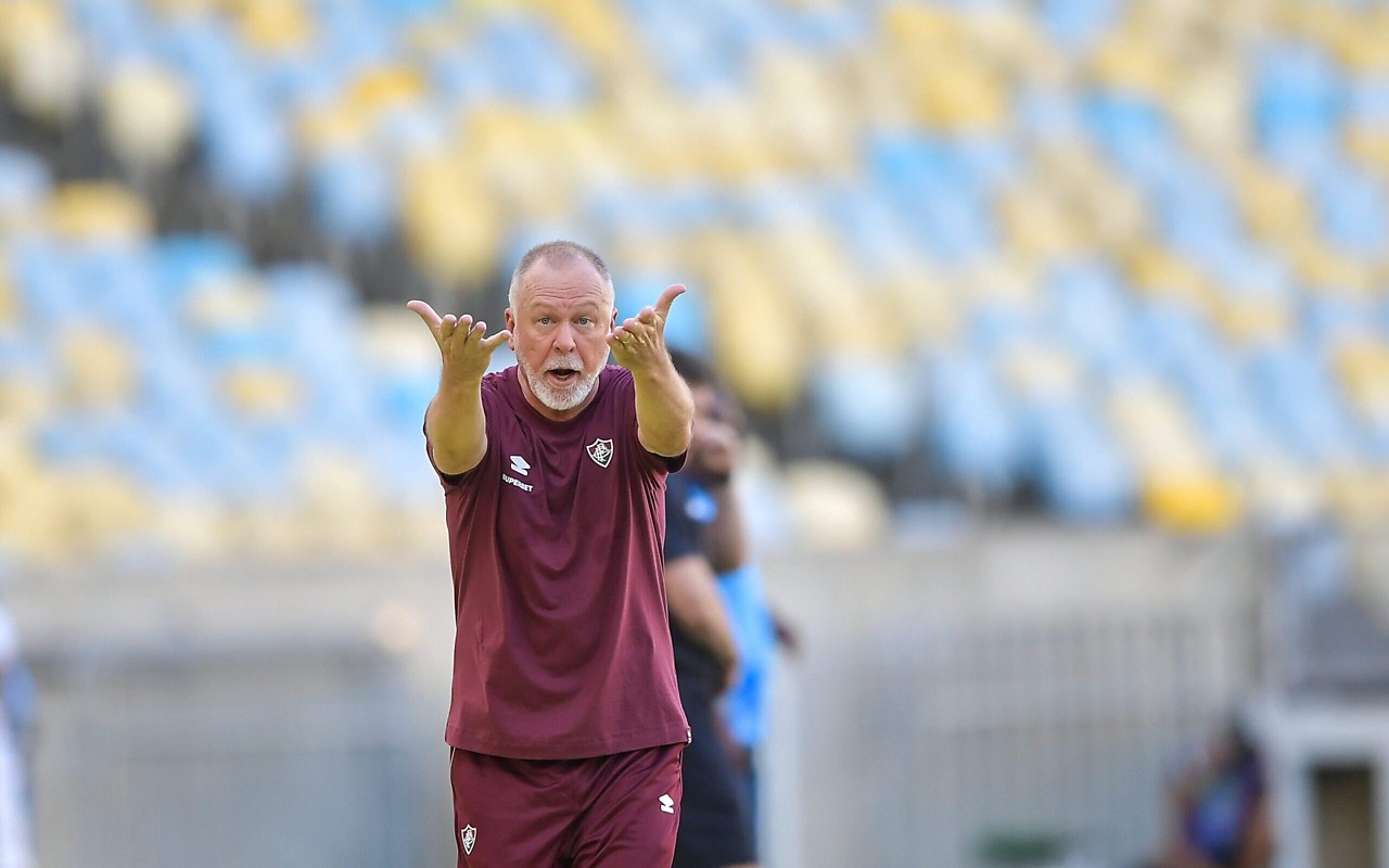 Mano Menezes irá poupar poucos jogadores para a estreia da Copa do Brasil (Foto: Thiago Ribeiro/AGIF)