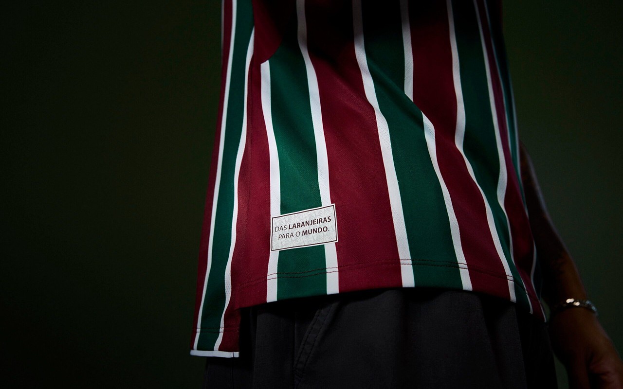 Camisa do Fluminense com um detalhe na lateral (Foto: Divulgação/Umbro)