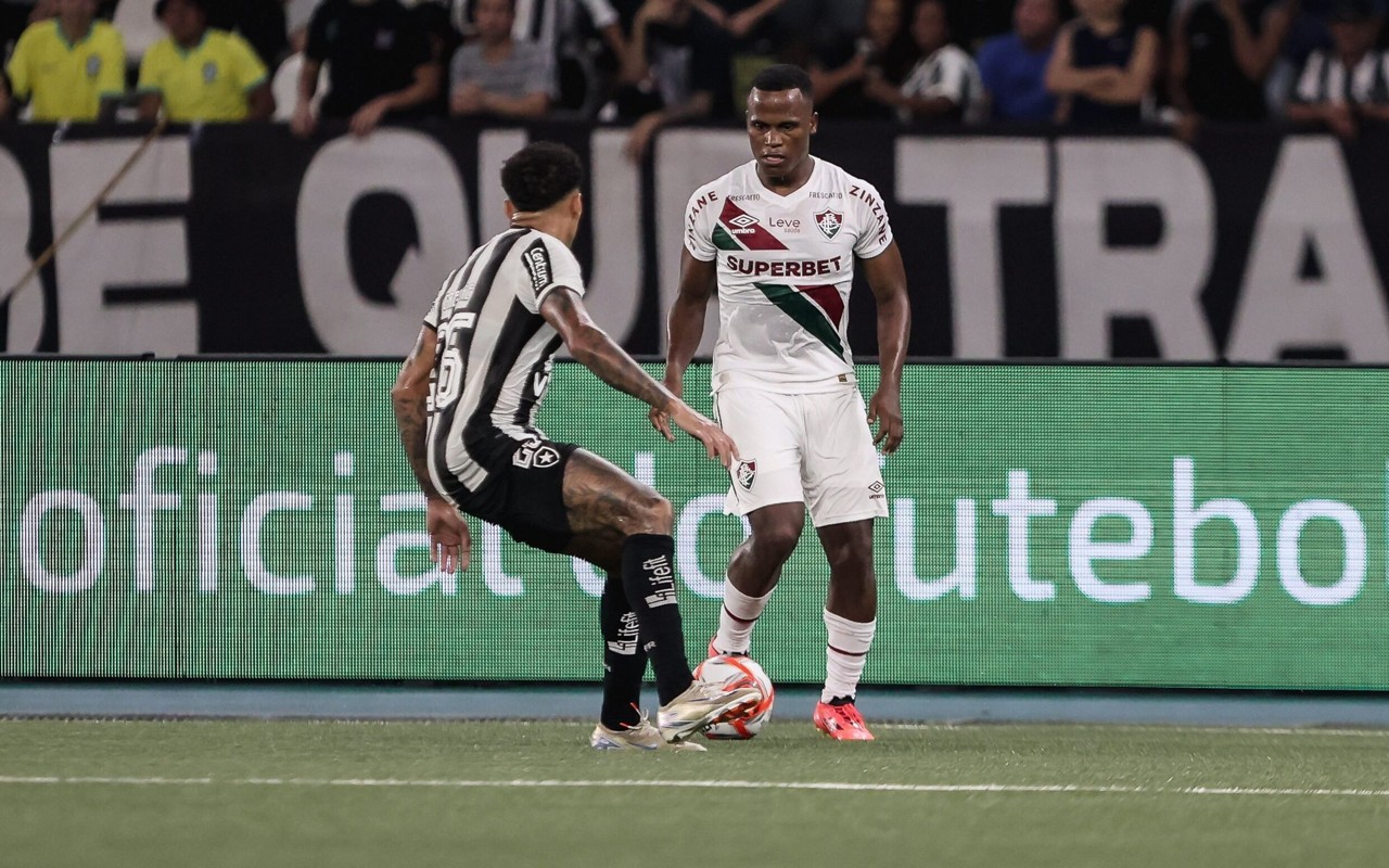 Arias em ação pelo Fluminense contra o Botafogo (Foto: Lucas Merçon/Fluminense FC)