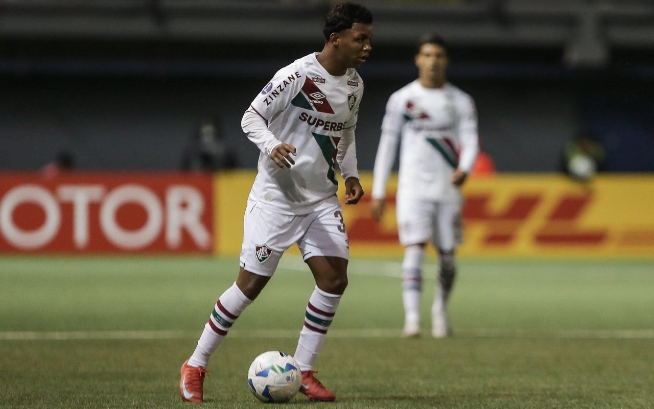 Wesley Natã assina sua renovação com o Fluminense (Foto: Rener Pinheiro/FFC)