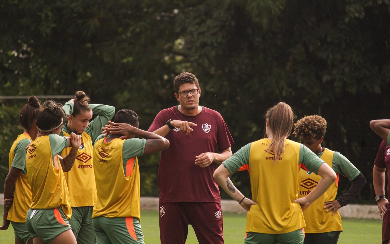 Hoffmann Túlio e as jogadoras em treino do Fluminense Feminino (Foto: Leonardo Brasil/FFC)