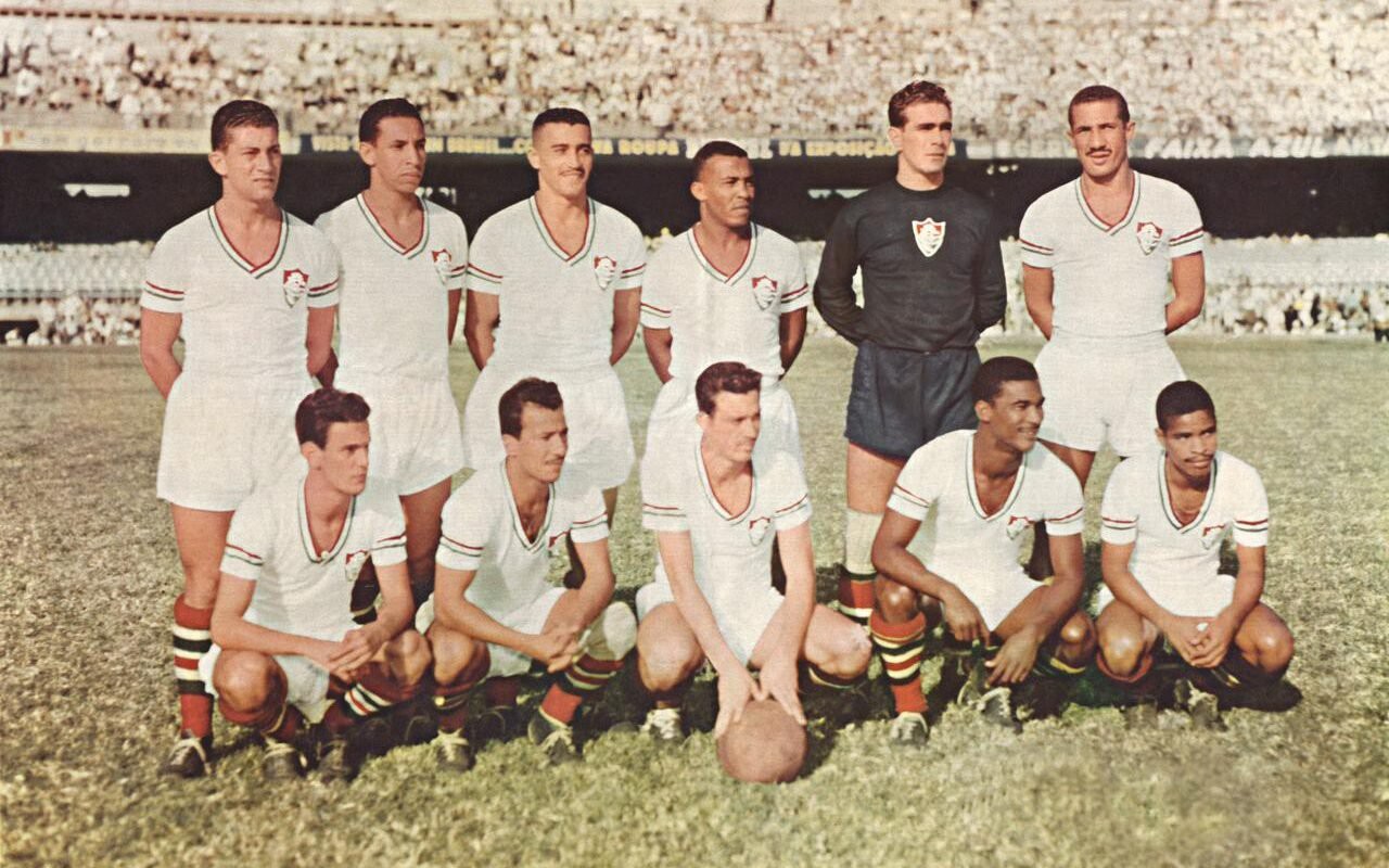 Elenco do Fluminense celebra a conquista da Copa Rio de 1952 no Maracanã, após vitória sobre o Corinthians na final. (Foto: Fluminense)