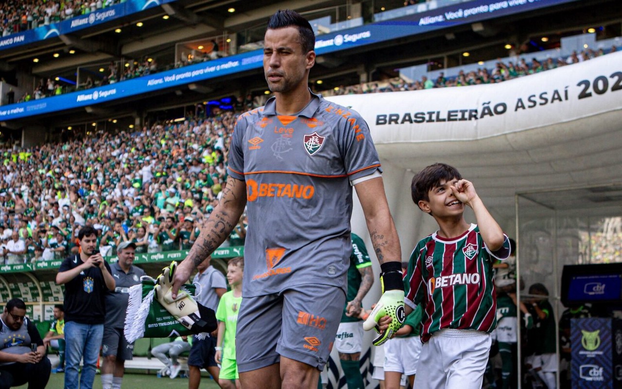Fábio entrando em campo pelo Fluminense no Allianz Parque em dezembro de 2023 (Foto: Lucas Merçon/Fluminense FC)