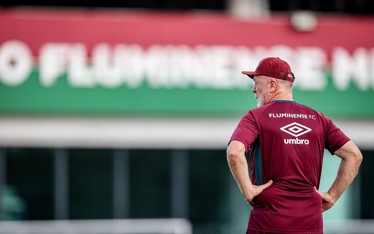 Mano Menezes observa treino do Fluminense no CT Carlos Castilho (Foto: Marina García/Fluminense FC)