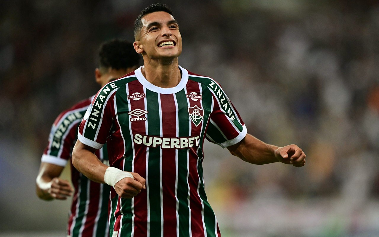 Kevin Serna comemora seu gol no jogo do Fluminense contra o Once Caldas no Maracanã (Foto: Pablo PORCIUNCULA / AFP)