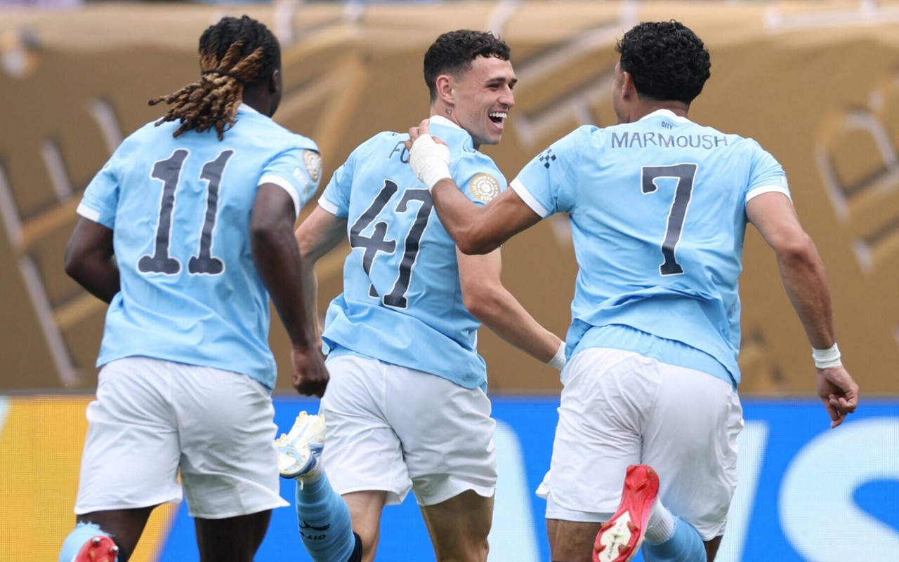 Phil Foden comemora com companheiros o gol marcado contra o Wydad Casablanca, na estreia do Mundial (Foto: Charly Triballeau/AFP)