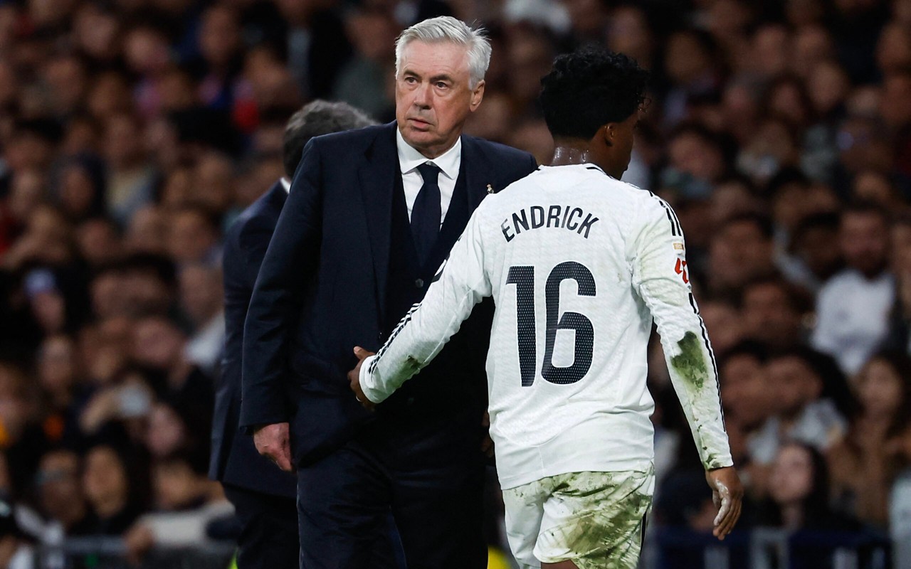 Endrick cumprimenta Ancelotti ao ser substituído em Real Madrid x Mallorca, pela La Liga (Foto: Pierre-Philippe Marcou/AFP)