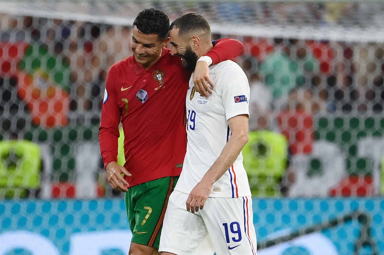 Benzema e Cristiano Ronaldo serão adversários em Al-Nassr x Al-Ittihad pela Supercopa da Arábia (Foto: FRANCK FIFE / POOL / AFP)