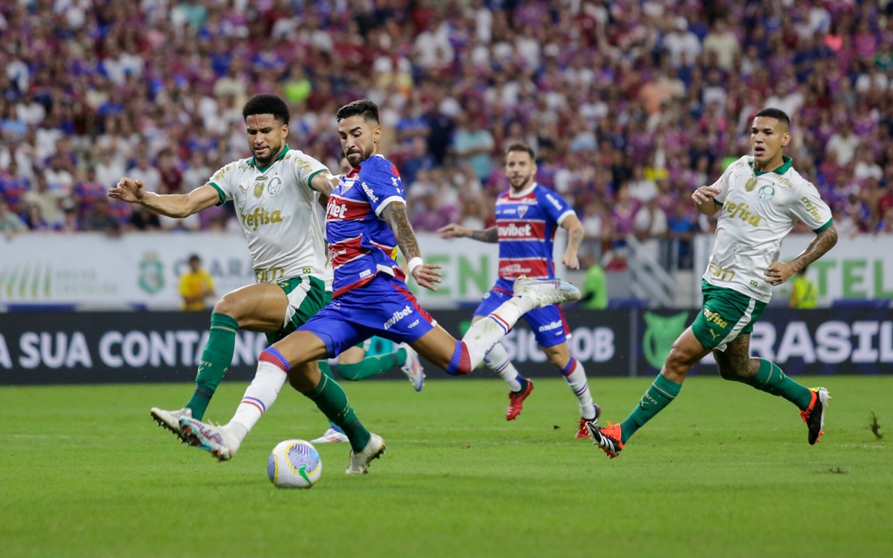 Fortaleza e Palmeiras em partida do Brasileirão de 2024 (Foto: Lucas Emanuel/AGIF)