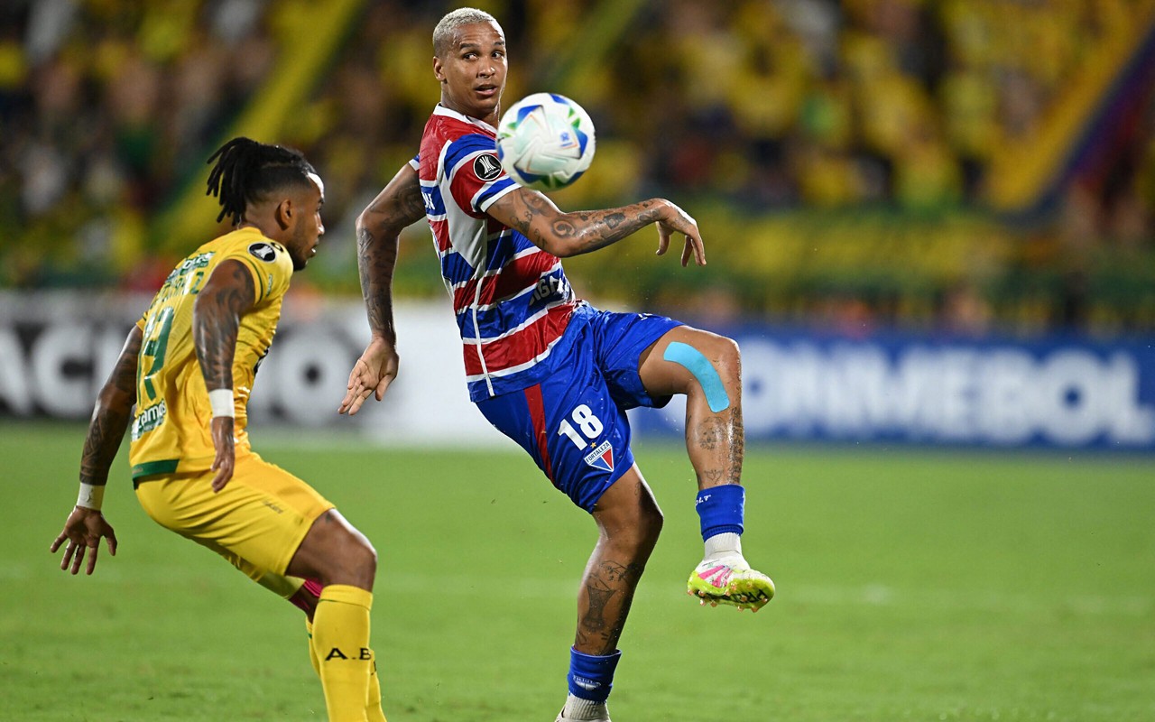 Aldair Gutierrez e Deyverson em Atlético Bucaramanga x Fortaleza, pela Libertadores. (Foto: Raul Arboleda/AFP)