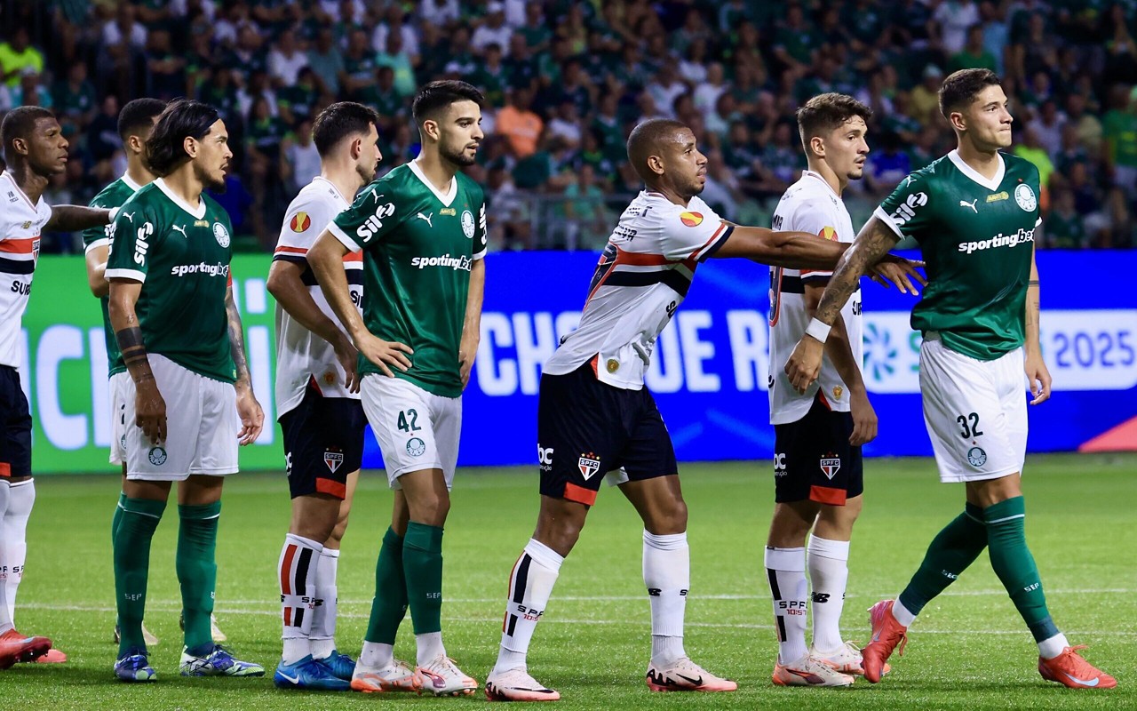 Jogadores de Palmeiras e São Paulo durante clássico no Allianz Parque (Foto: Marcello Zambrana/AGIF)