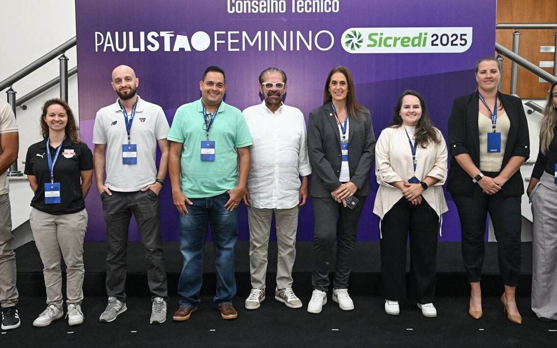 O Presidente da FPF, Reinaldo Carneiro Bastos, com os representantes dos oito clubes participantes do Paulistão 2025. (Foto: Divulgação FPF)