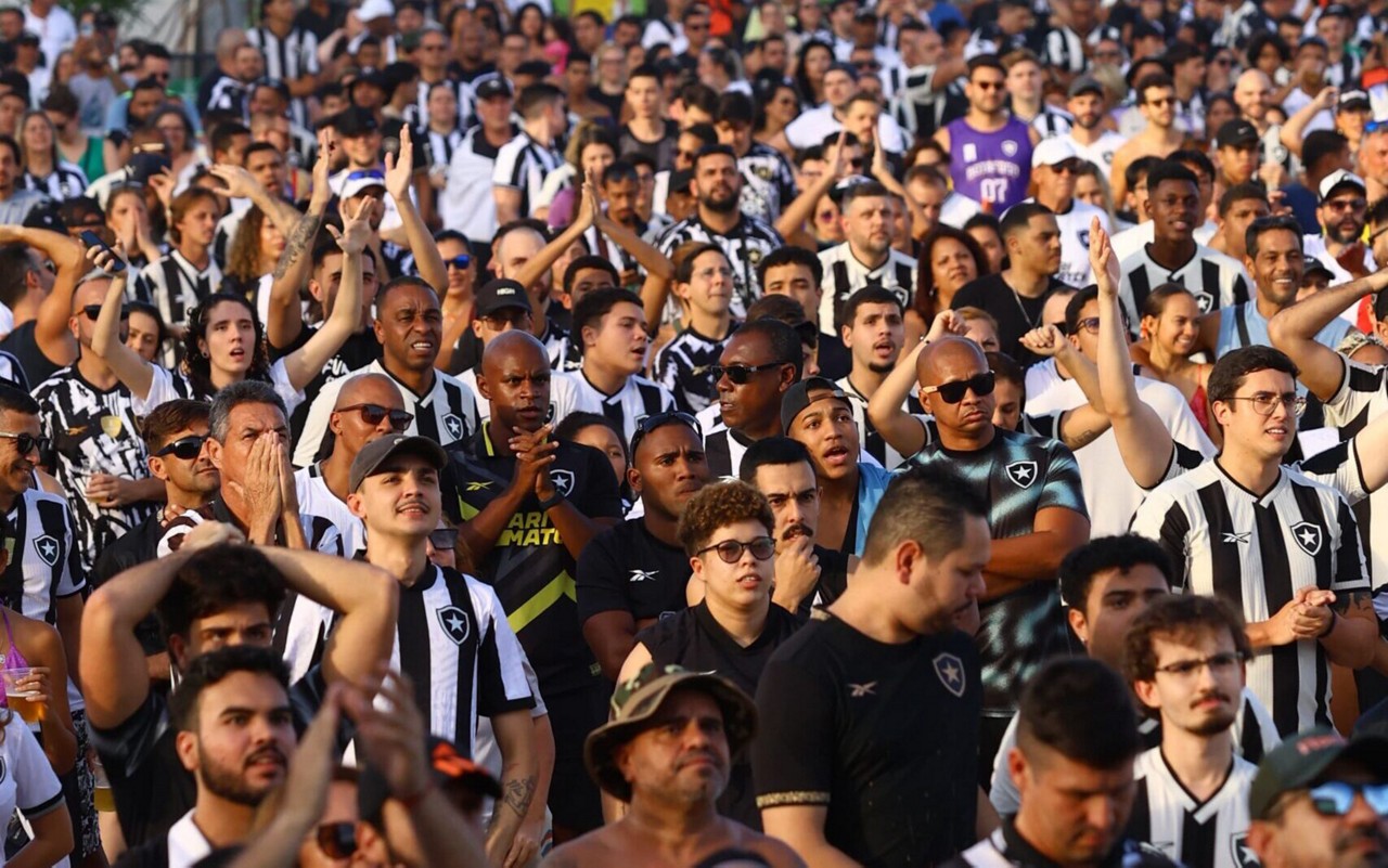 Torcedores do Botafogo assistem ao jogo contra o Atlético em Copacabana (Foto: Mario Marques/Effect Sport)