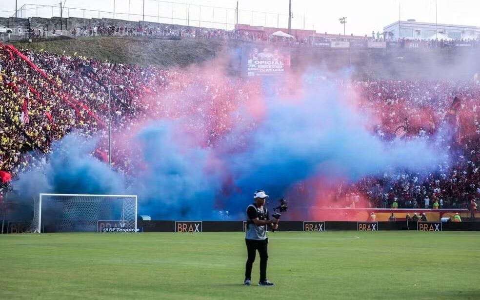 Fumaça azul e vermelha disparada no Barradão antes de Vitória x Bahia (Foto: Divulgação / EC Bahia)
