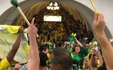 Torcida brasileira antes de jogo (Foto: Luiz Carvalho/MVA)