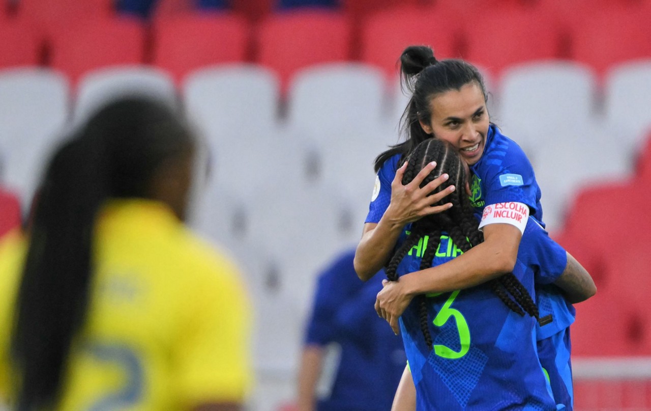 A atacante brasileira nº 10 Marta comemora após marcar o terceiro gol de empate de sua equipe durante a final da Copa América Feminina 2025