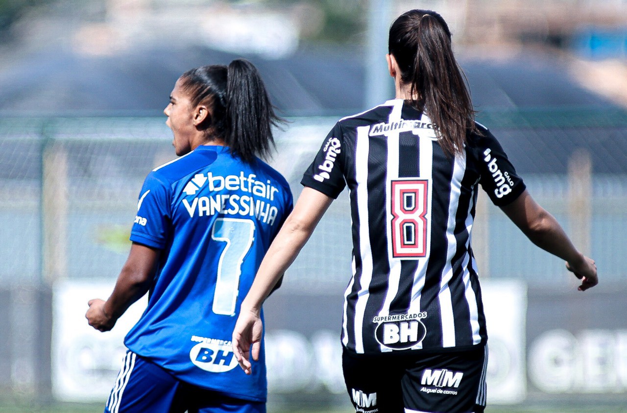 Vanessinha marcou dois gols na goleada 