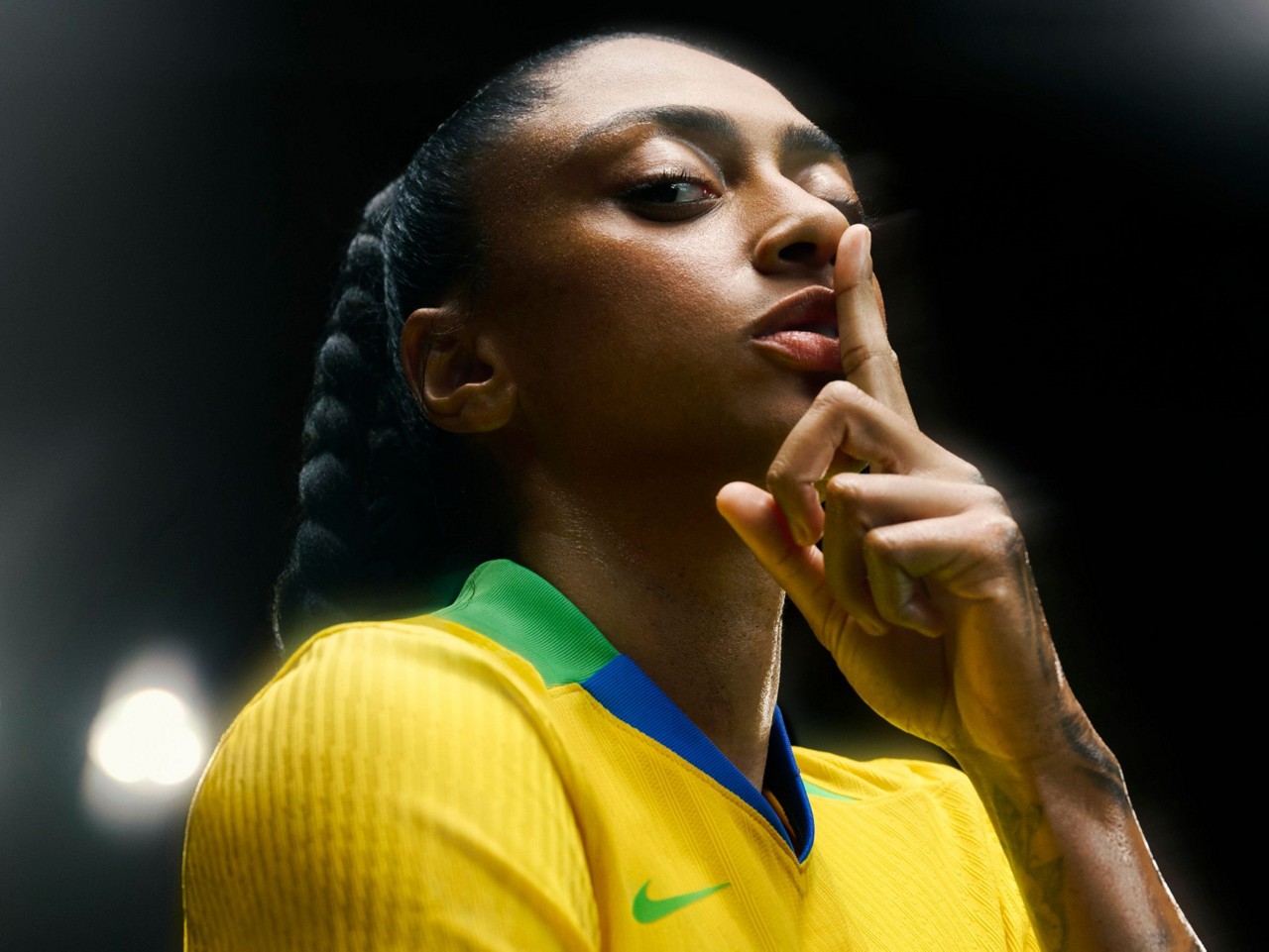 Kerolin com o novo uniforme da Seleção Feminina
