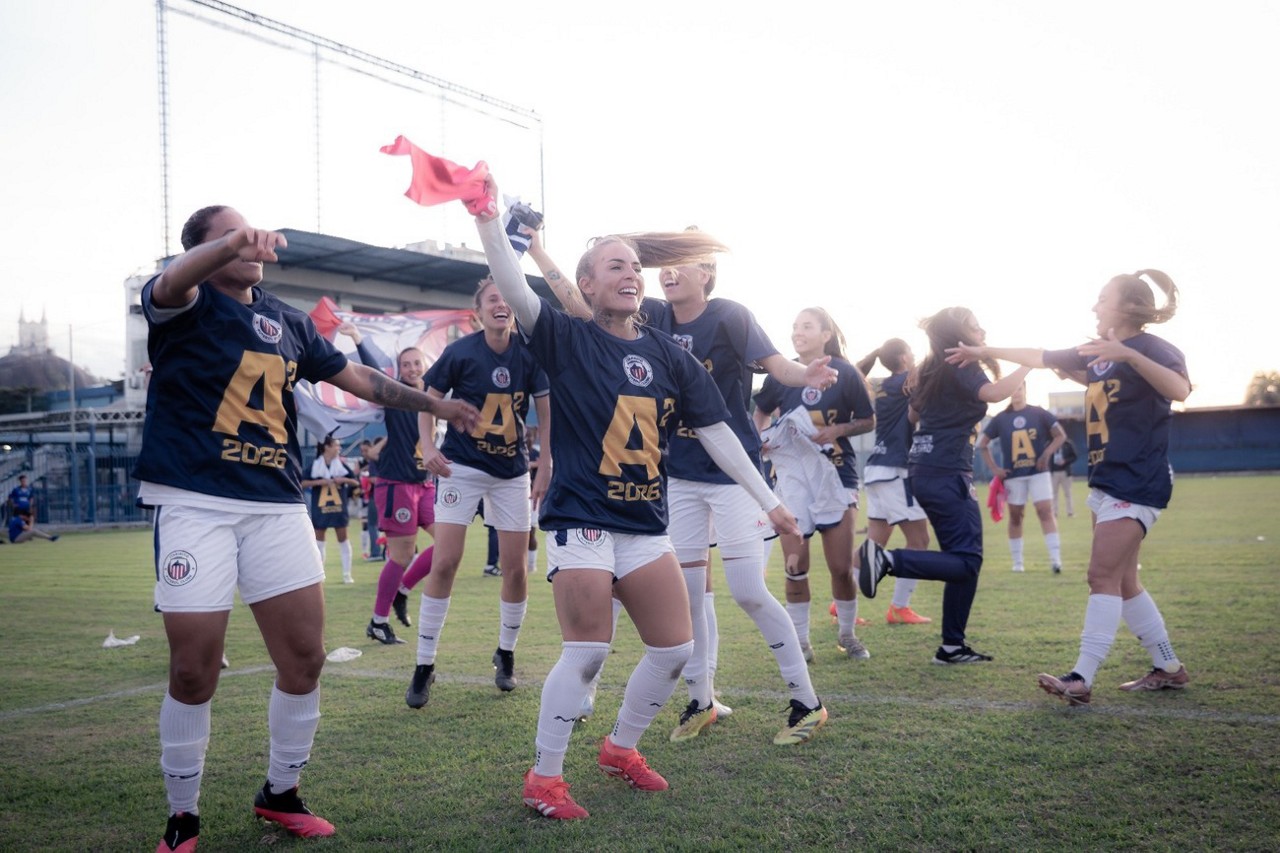 Com camisa celebrando a vaga na A2, jogadoras do Itabirito comemoram
