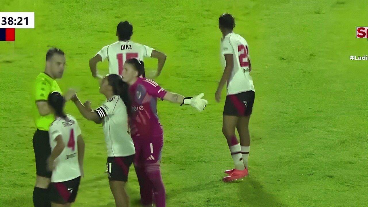 Episódio aconteceu nesta sexta-feira, provocando encerramento de jogo no fim do primeiro tempo