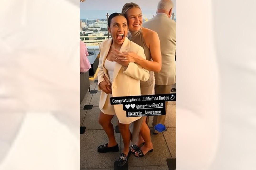 Marta e Carrie Lawrence ficam noivas em cerimônia restrita

