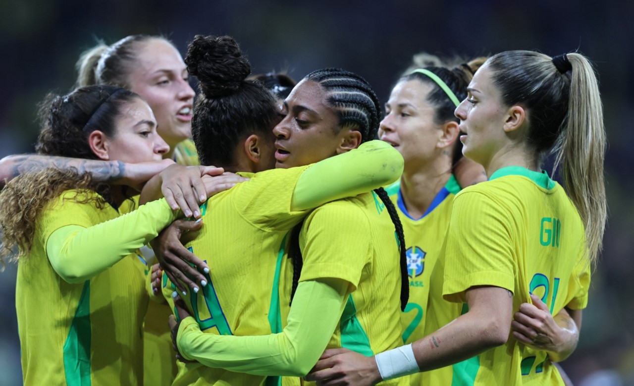 Para a partida, a seleção contou com o retorno da Rainha Marta com a camisa verde e amarela