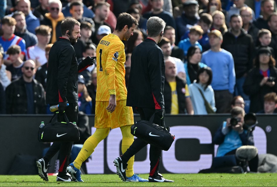 Goleiro titular da seleção brasileira saiu machucado do jogo do Liverpool pelo Campeonato Inglês, neste sábado (5)
