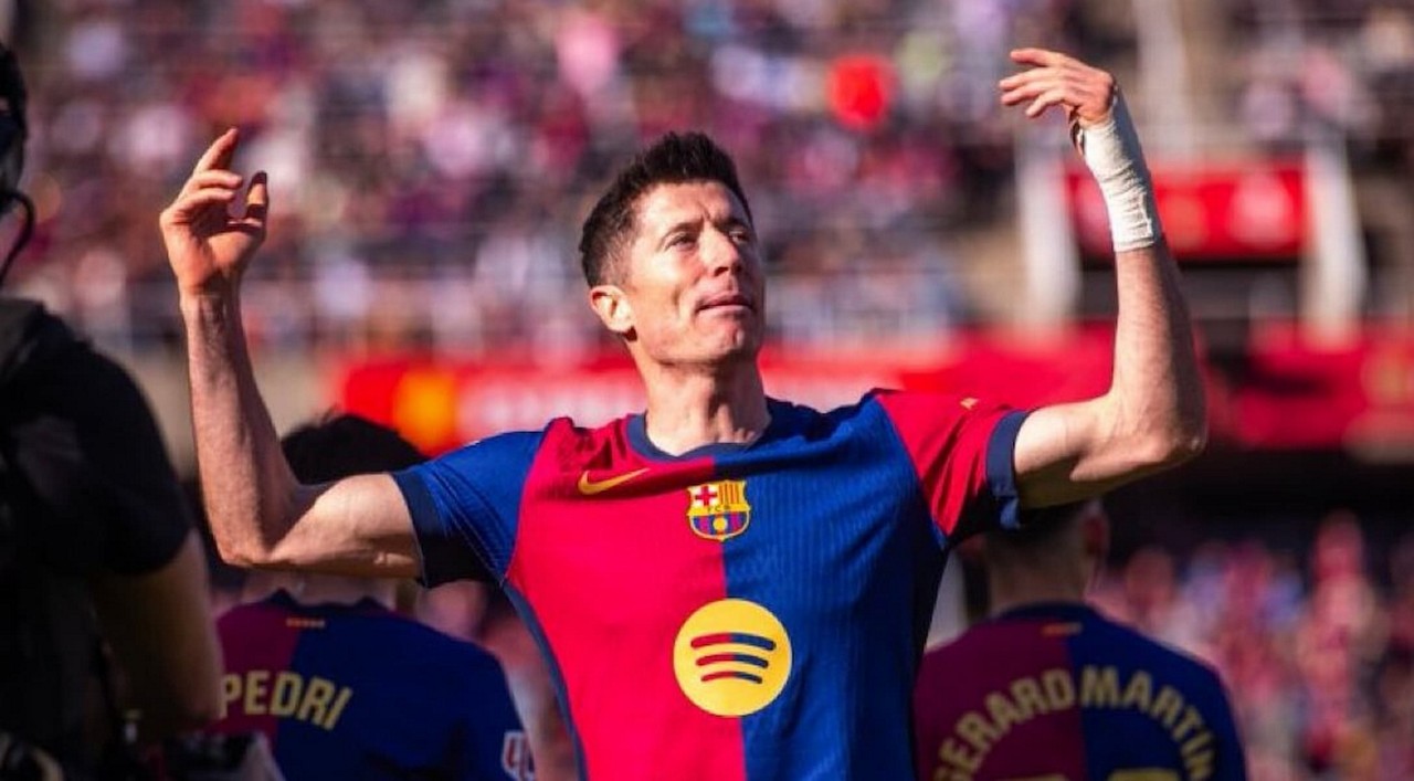 Lewandowski marcou dois gols para a equipe catalã, que ampliou vantagem para três pontos sobre o Real Madrid
