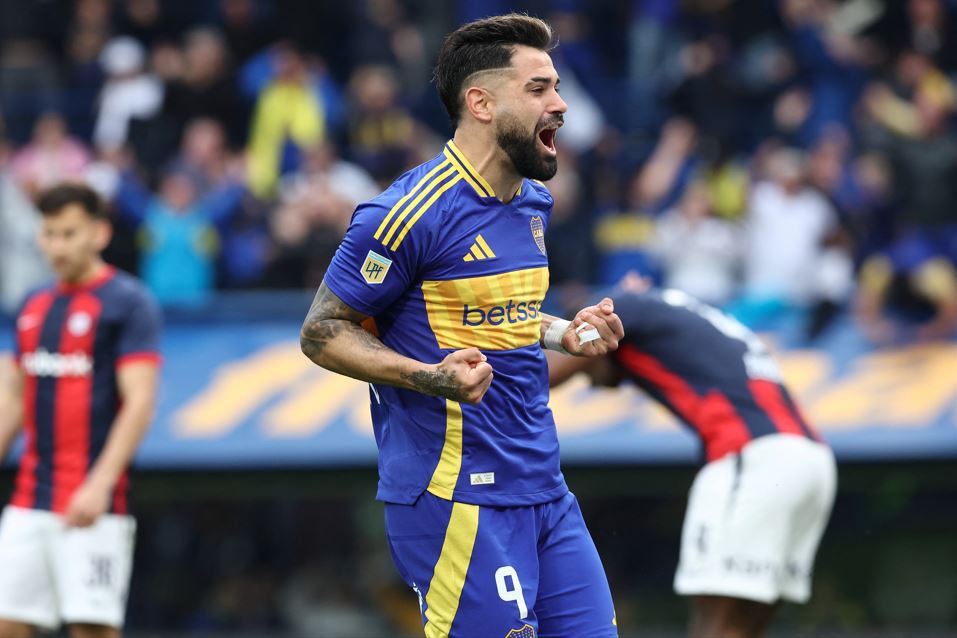 Milton Giménez comemorando gol com a torcida