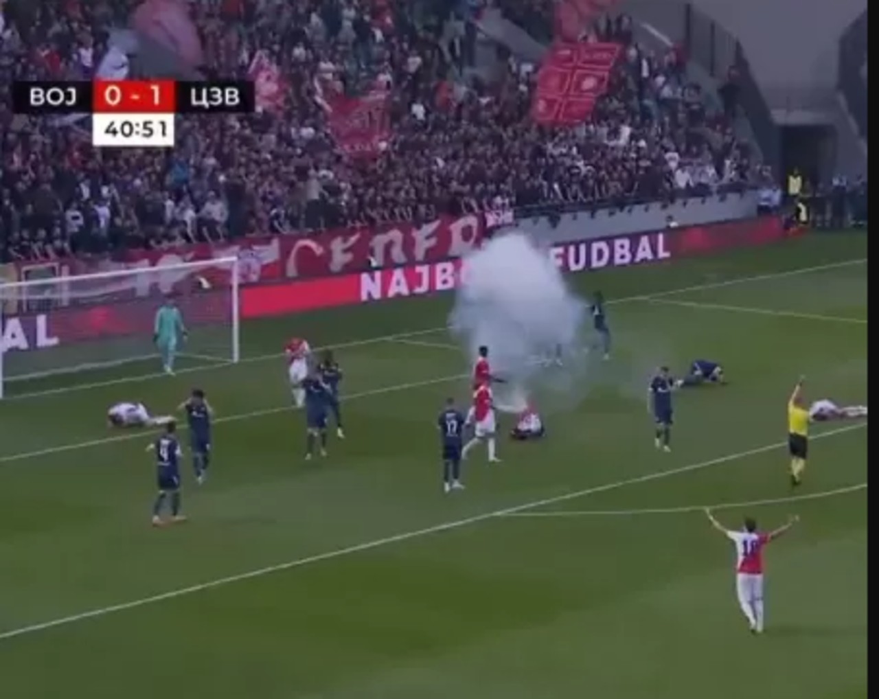 A bomba caiu dentro da área e explodiu aos 41min de jogo, fazendo alguns jogadores caírem no gramado