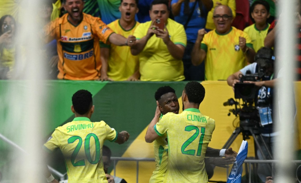 Coube a Vinícius Júnior chamar a responsabilidade e, em chute de fora da área, garantiu a vitória da Seleção Brasileira