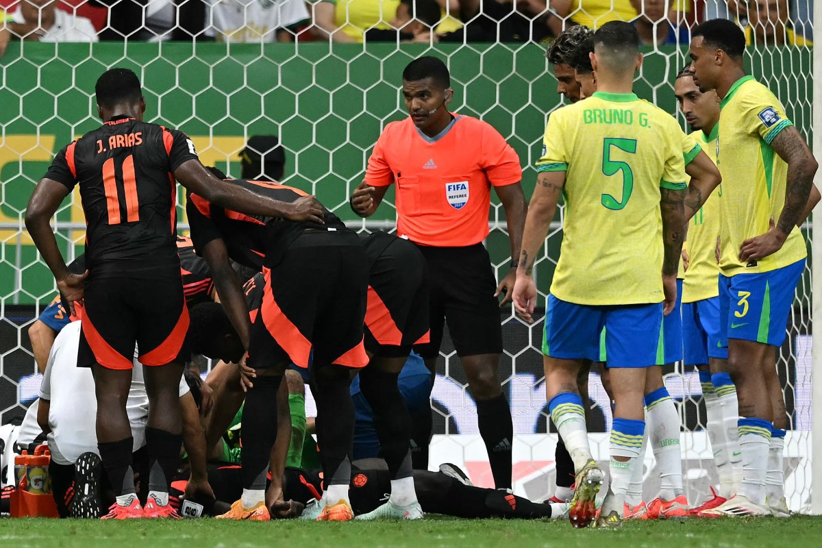 Momento em que Alisson e Sanchez eram atendidos pelos médicos de campo após choque durante o jogo entre Brasil e Colômbia