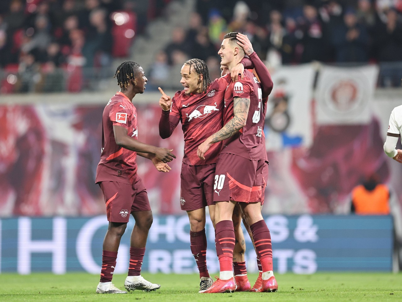 Os autores dos gols do Leipzig foram o atacante esloveno Benjamin Sesko e o meio-campista holandês Xabi Simons