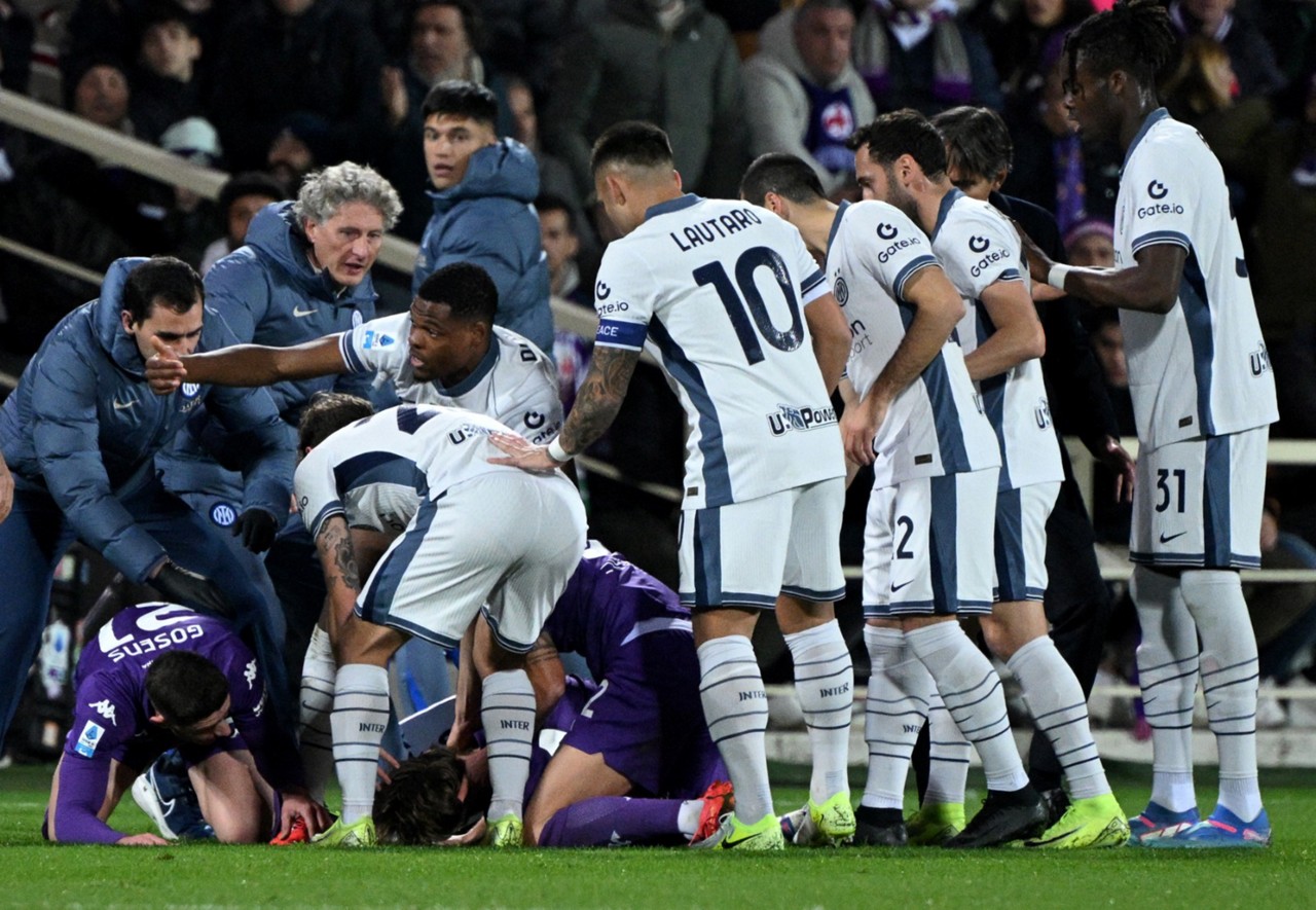 Meio-campista italiano Edoardo Bove é ajudado por jogadores após cair repentinamente no chão durante a partida de futebol da Série A entre Fiorentina e Inter de Milão no estádio Artemio Franchi em Florença em 1º de dezembro de 2024
