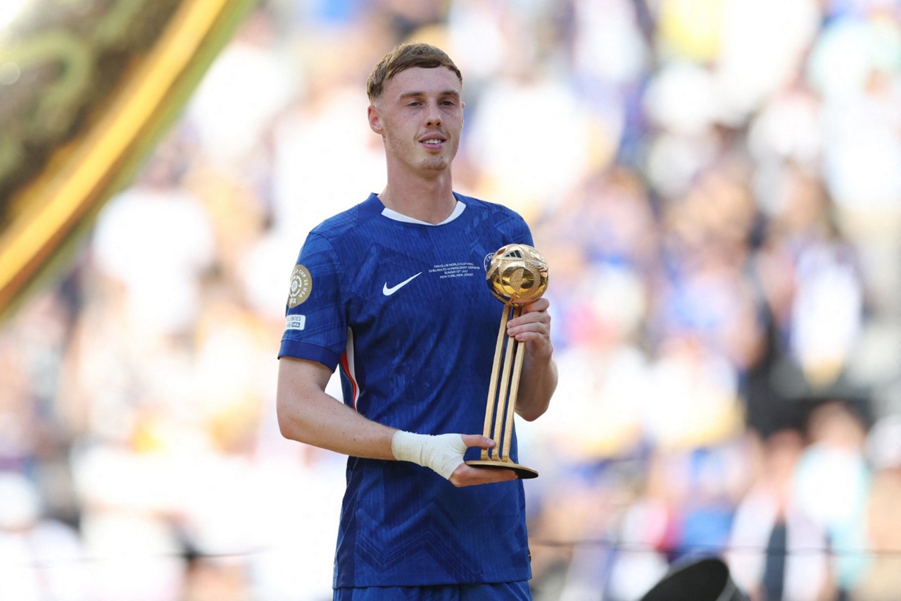 Meia  fez dois gols e deu uma assistência para o brasileiro João Pedro marcar o terceiro