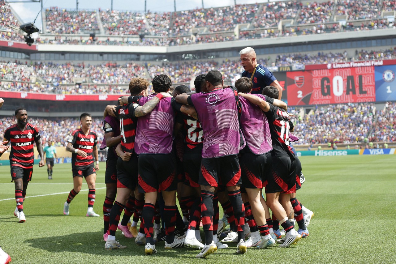 Jogadores do Flamengo celebram gol marcado por Danilo contra o Chelsea