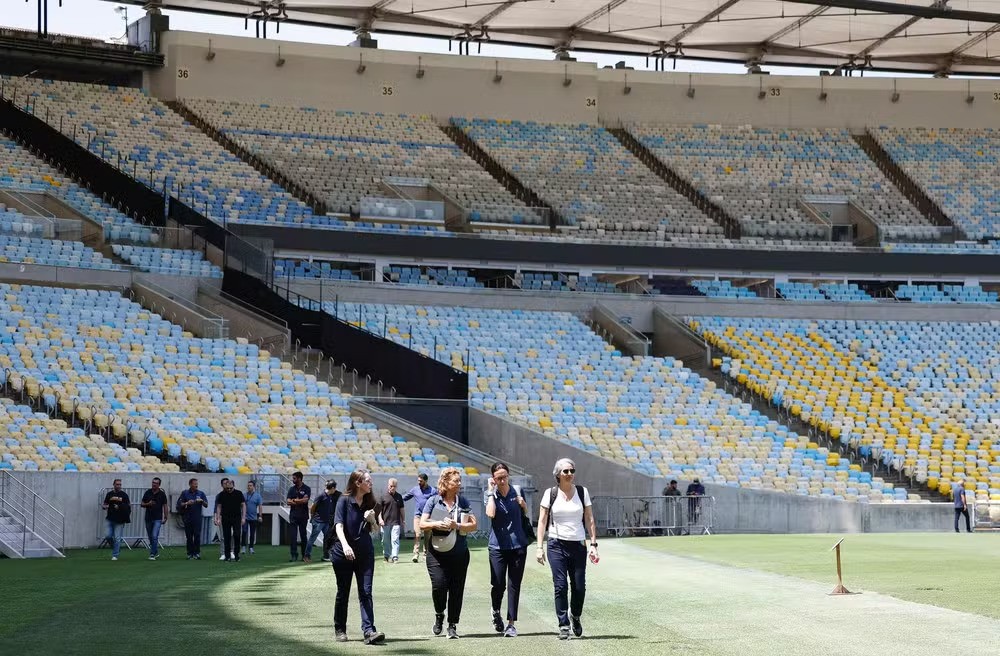 Integrantes da comitiva da Fifa visitam o Maracanã, no Rio de Janeiro
